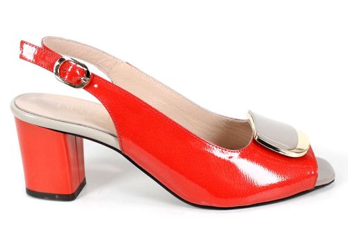 Дамски сандали на ток в цвят нар, изработени от естествен лак, със златист декоративен елемент и отворени пръсти и пета.