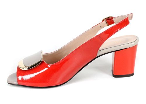 Дамски сандали на ток в цвят нар, изработени от естествен лак, със златист декоративен елемент и отворени пръсти и пета.