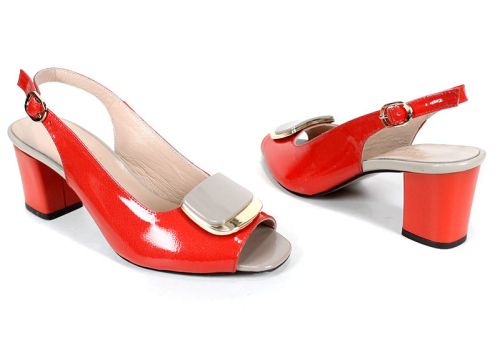 Дамски сандали на ток в цвят нар, изработени от естествен лак, със златист декоративен елемент и отворени пръсти и пета.