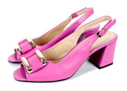 Дамски сандали с отворена пета и ток, страничен изглед с ясно видими златисти катарами