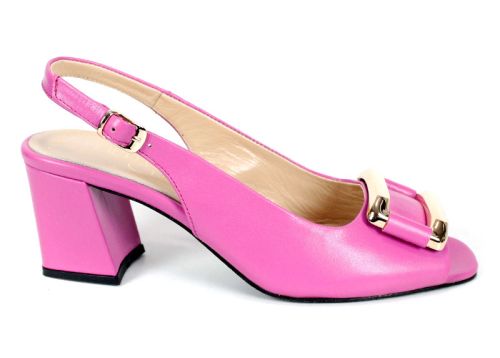 Изглед от външната страна на модела, акцентиращ върху гладката кожа и токчето