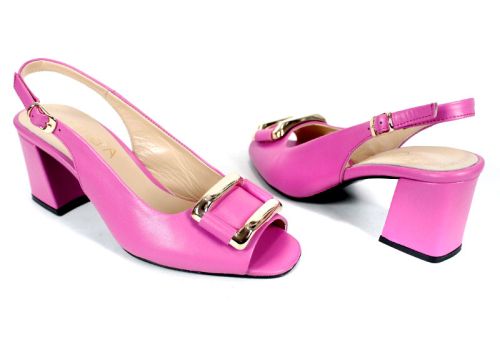 Два сандала в динамичен аранжимент, открояващ цвят циклама и стилен силует