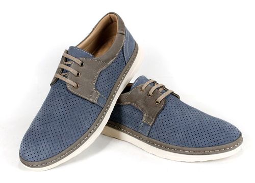 Стайлизиран изглед с обувките, поставени една върху друга в композиция