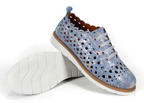 Бяла подметка и син горен кожен слой с перфорации – изглед отдолу