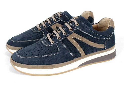 Мъжки модел с контрастни светлокафяви елементи