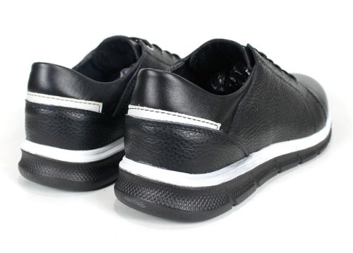 Задна част на обувките Torno, показваща кожения детайл