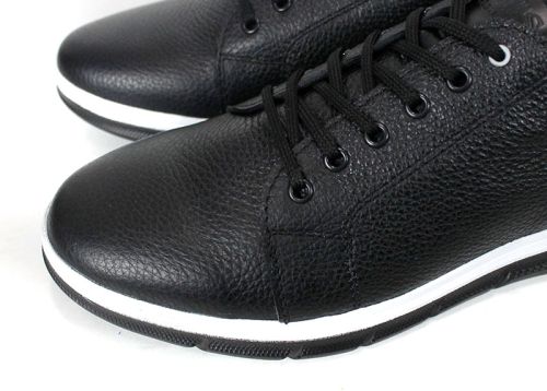 Детайл на флотер кожата и връзките на обувките Torno