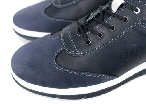 Зум върху връзките и предната част на обувките Nario