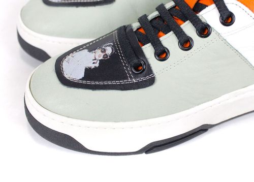 дамски сникърси KELLY, детайл на декоративния елемент отпред