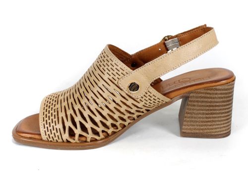 бежови сандали с квадратен връх