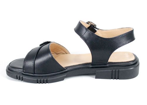 дамски сандали от естествена кожа Dalia в черно с двойна метална катарама и черно ниско ходило