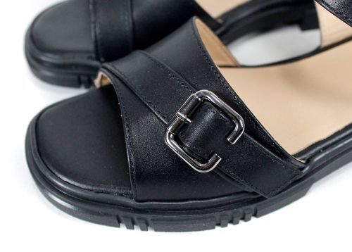 дамски сандали от естествена кожа Dalia в черно с двойна метална катарама и черно ниско ходило