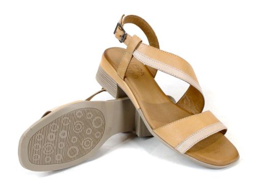 Дамски сандали от естествена кожа в бисквитено и бежово с нисък ток