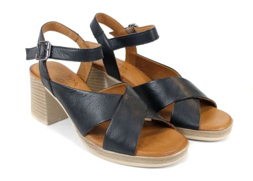 Noir Grace – Дамски сандали от естествена кожа в черно | Среден ток и класическа елегантност