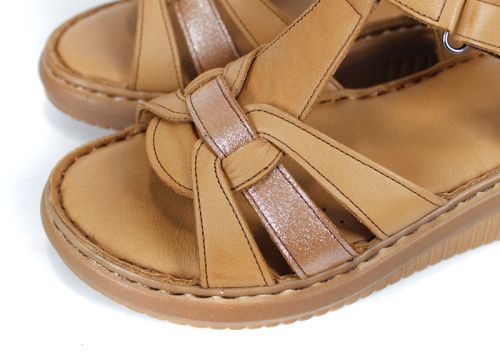 Sandale de damă Luma Linea din piele naturală maro deschis, cu talpă cusută și ușoară.