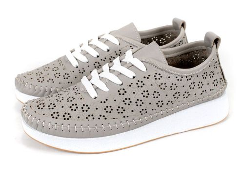 дамски летни обувки Magia Fiore от естествена кожа с перфорация и бяло гъвкаво ходило