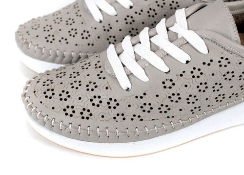 дамски летни обувки Magia Fiore от естествена кожа с перфорация и бяло гъвкаво ходило