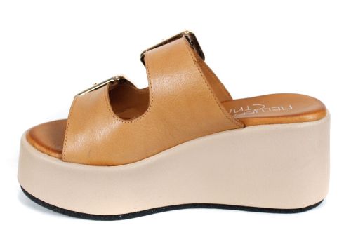 Papuci damă Caffè Leggero din piele naturală culoare cappuccino, cu platformă bej și barete reglabile