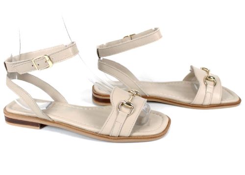 Бежови дамски сандали от естествена кожа Dalia Chiara с ниско ходило и златист аксесоар