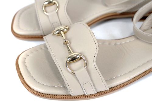 Бежови дамски сандали от естествена кожа Dalia Chiara с ниско ходило и златист аксесоар