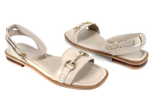 Бежови дамски сандали от естествена кожа Dalia Chiara с ниско ходило и златист аксесоар