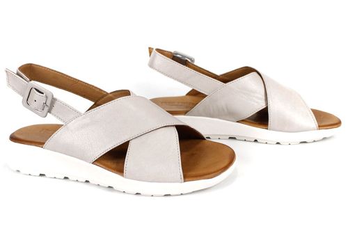 Дамски сандали от естествена кожа Silva Chiara в сиво-бежов цвят с кръстосани ленти и бяло ниско ходило