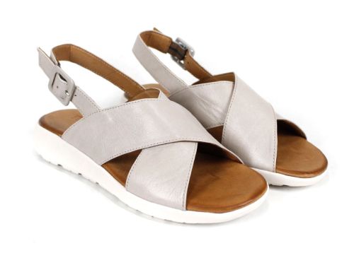 Дамски сандали от естествена кожа Silva Chiara в сиво-бежов цвят с кръстосани ленти и бяло ниско ходило