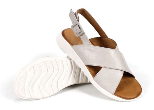 Дамски сандали от естествена кожа Silva Chiara в сиво-бежов цвят с кръстосани ленти и бяло ниско ходило