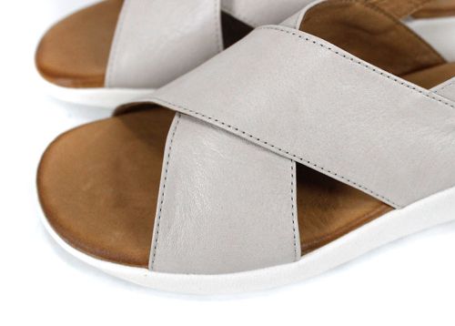 Дамски сандали от естествена кожа Silva Chiara в сиво-бежов цвят с кръстосани ленти и бяло ниско ходило