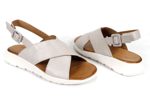 Дамски сандали от естествена кожа Silva Chiara в сиво-бежов цвят с кръстосани ленти и бяло ниско ходило