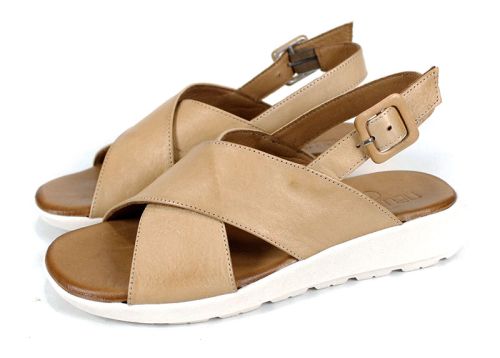 Дамски сандали от естествена кожа Silva Chiara – цвят капучино, с ниско бяло ходило и регулируема каишка