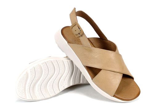 Дамски сандали от естествена кожа Silva Chiara – цвят капучино, с ниско бяло ходило и регулируема каишка