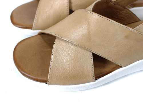 Дамски сандали от естествена кожа Silva Chiara – цвят капучино, с ниско бяло ходило и регулируема каишка