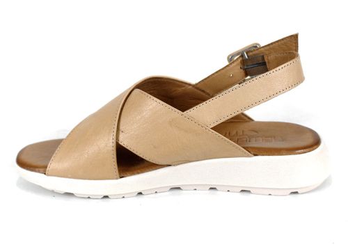 Дамски сандали от естествена кожа Silva Chiara – цвят капучино, с ниско бяло ходило и регулируема каишка