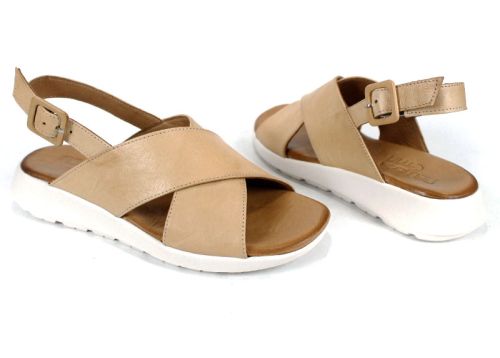 Дамски сандали от естествена кожа Silva Chiara – цвят капучино, с ниско бяло ходило и регулируема каишка