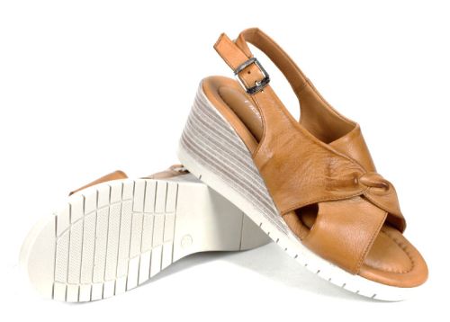 Sandale damă Siena din piele naturală în culoarea moka mousse, cu platformă spectaculoasă.