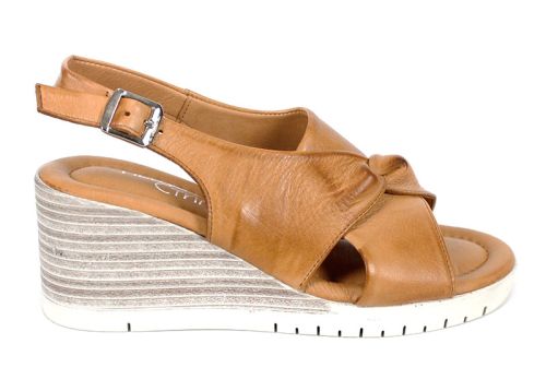 Sandale damă Siena din piele naturală în culoarea moka mousse, cu platformă spectaculoasă.
