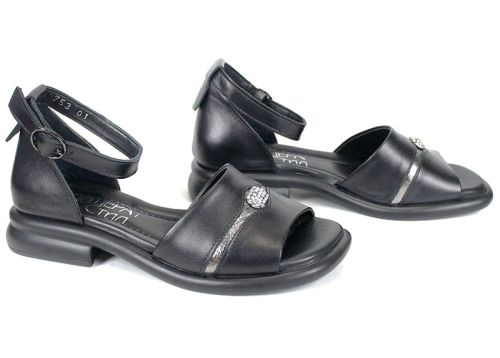 Sandale damă Bella Nero din piele naturală cu broșă.