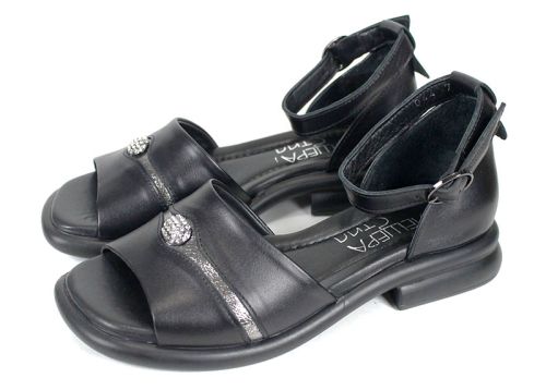 Sandale damă Bella Nero din piele naturală cu broșă.