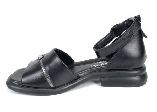 Sandale damă Bella Nero din piele naturală cu broșă.