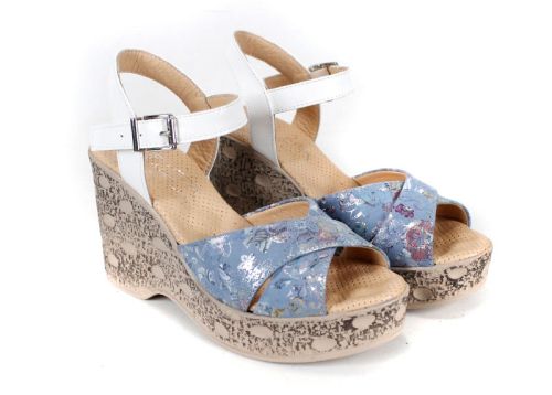 Sandale damă Flora Rise – piele albastră cu imprimeu floral, curea albă și platformă înaltă