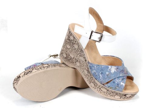 Sandale damă Flora Rise – piele albastră cu imprimeu floral, curea albă și platformă înaltă