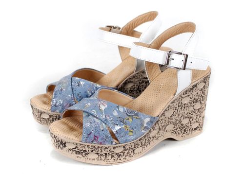 Sandale damă Flora Rise – piele albastră cu imprimeu floral, curea albă și platformă înaltă