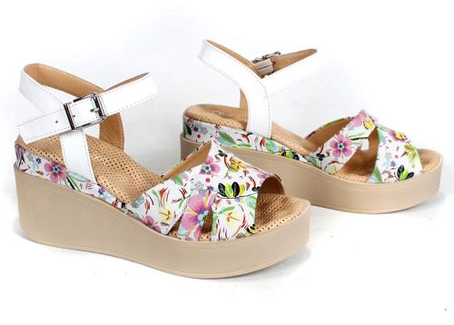 Flora Bellezza – дамски сандали от бяла естествена кожа с флорален принт и бежова платформа