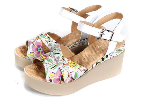 Flora Bellezza – дамски сандали от бяла естествена кожа с флорален принт и бежова платформа