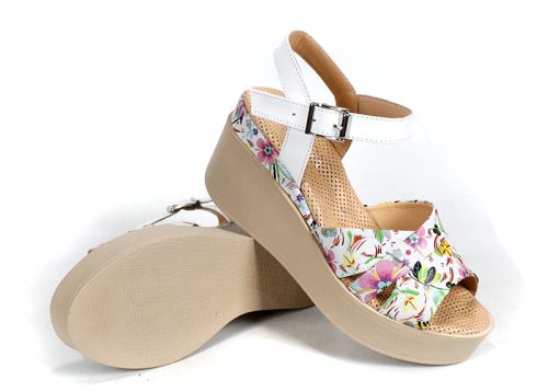 Flora Bellezza – дамски сандали от бяла естествена кожа с флорален принт и бежова платформа