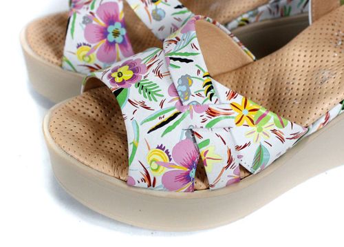 Flora Bellezza – дамски сандали от бяла естествена кожа с флорален принт и бежова платформа