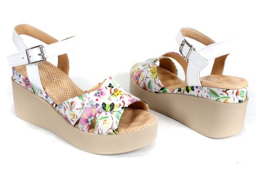 Flora Bellezza – дамски сандали от бяла естествена кожа с флорален принт и бежова платформа