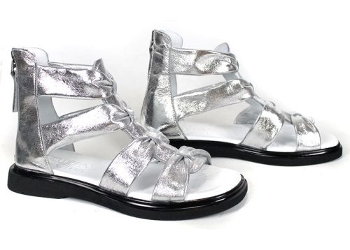 Дамски сребристи сандали тип римлянки от естествена кожа – изгледи от различни ъгли и детайли на възлите