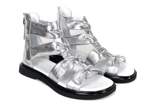 Дамски сребристи сандали тип римлянки от естествена кожа – изгледи от различни ъгли и детайли на възлите